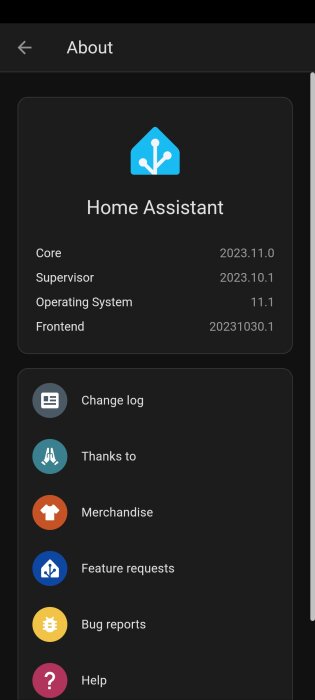 Skärmdump av "Home Assistant"-appen som visar versioner och menyalternativ som logg och hjälp.