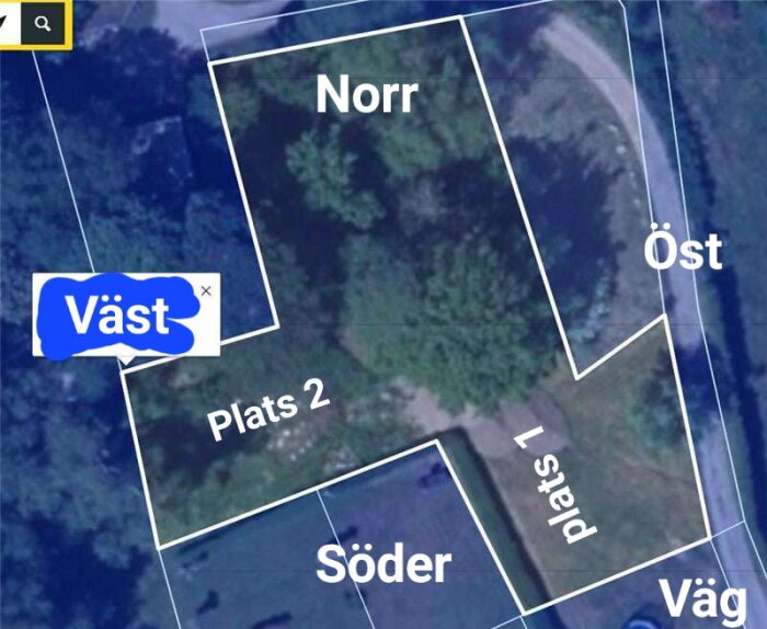Satellitbild på markområde med riktningarna norr, söder, öst, väst markerade och en plats betecknad "Plats 2".