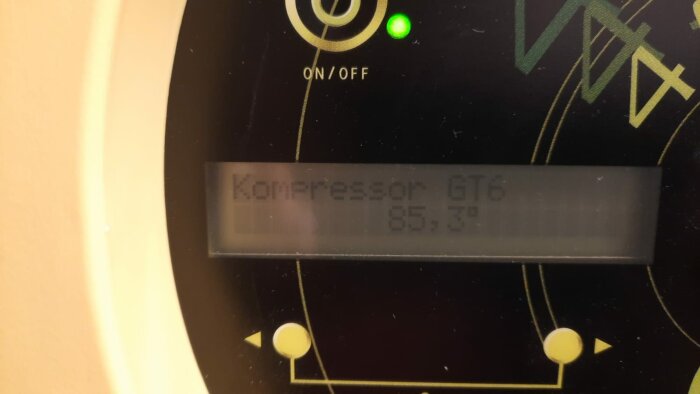 Digital display visar "Kompressor GT6 85,7°" med grönt ON/OFF-ljus, möjlig temperaturkontrollpanel.