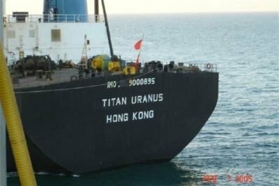 Ett stort skepp vid namn "Titan Uranus" från Hong Kong flyter på havet. Datumet syns nedtill: 2/6/2005.