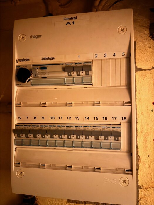 Elektrisk säkringslåda, märkt Hager, med jordfelsbrytare, öppen, fastsatt på en vägg.