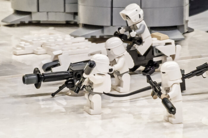 Lego Stormtroopers, Star Wars-tema, uppställda som om i strid, grå-vitt underlag som efterliknar rymdskepp.