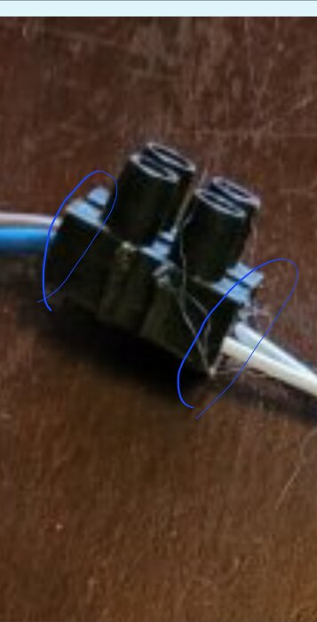 Kabelsko med blåa kablar, markerade områden, oskarp, mörk bakgrund.