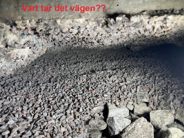 Grov grus och stenar under betongöverhäng med dunkelt hål, text: "Vart tar det vägen??"