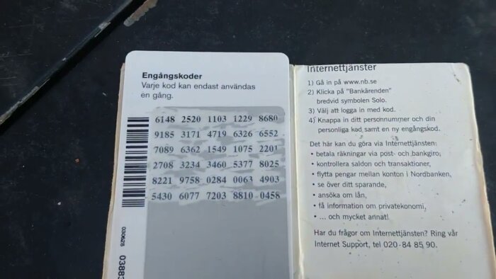 Engångskoder, instruktioner för internettjänster, bankärenden, öppen, sliten yta, text på svenska.