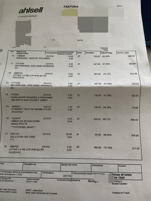 Faktura med artiklar, priser, rabatter, från Ahlsell, Stockholm. Personuppgifter och totalsumma dolda.