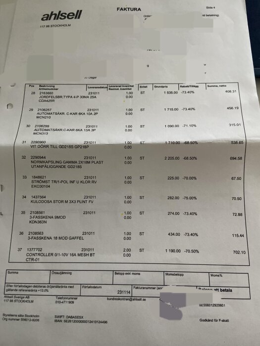 Faktura från Ahlsell med artikelbeskrivningar, priser och rabatter. Sensitiv information är maskerad.