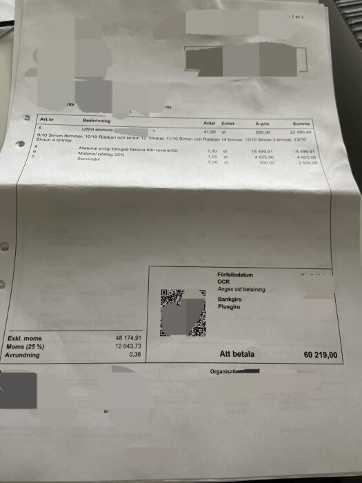 Dokument med känslig information, faktura med tjänster, summor, QR-kod, 'Att betala' på svenska, moms specificerad.