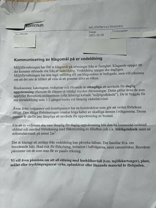 Svensk kommunikation från miljöförvaltningen om klagomål gällande vedeldning; påminner om riktlinjer och hälsorisker.