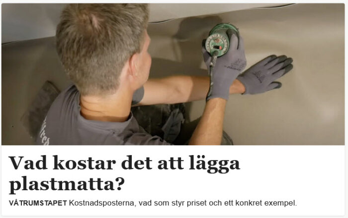 Person monterar våtrumstapet, verktyg används, skyddande handskar, artikel om kostnad för plastmatta.