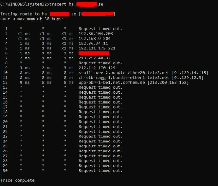 Traceroute-resultat i kommandotolken visar en delvis lyckad ruttföljning med vissa tidsgränsöverskridanden.