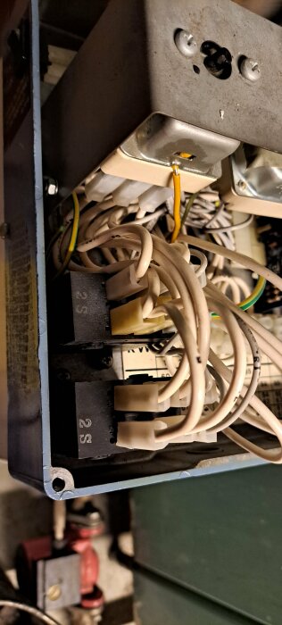 Elektrisk installation, kablar, anslutningar och reläer i apparatskåp, industriellt eller tekniskt sammanhang.
