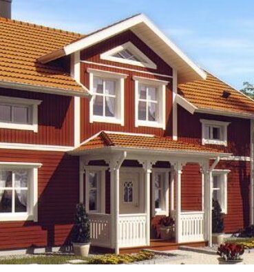 Tvåvånings trähus, rött med vita lister, sadeltak, veranda, välansat, hemtrevligt, familjevänligt.