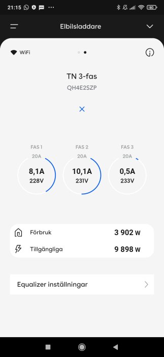 Skärmgränssnitt för elbilsladdare som visar ström, spänning per fas, förbrukning och tillgänglig effekt.