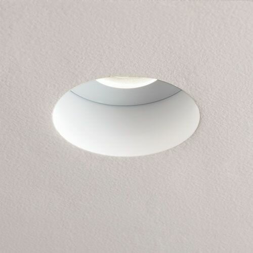 Infälld taklampa, rund, modern design, tänd, vit kant, monterad i ljust tak, enkel, minimalistisk stil.