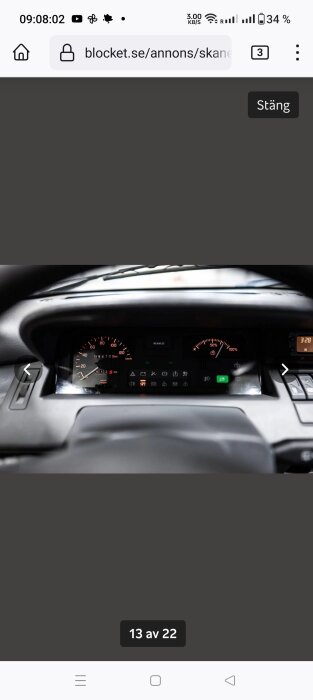 Bilens instrumentbräda med hastighetsmätare, varvräknare och diverse indikatorlampor synlig.