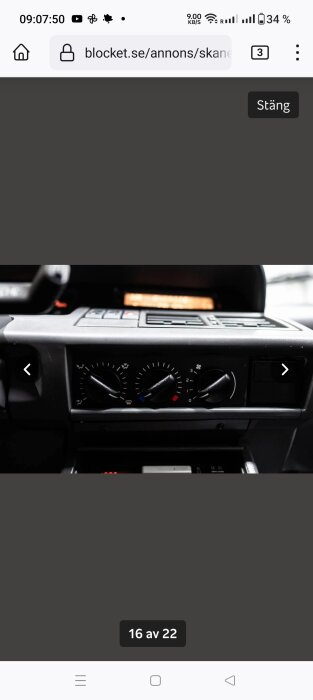 Instrumentbräda i bil med hastighetsmätare, varvräknare och kontrollpanel, interiör, fokus på framdel.
