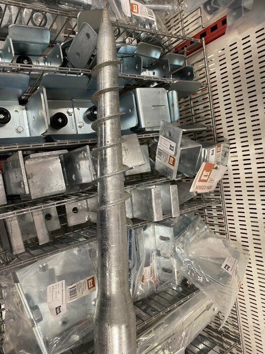 Metallventilationsrör förstärker bilden av en byggnadshandel med diverse fästelement och byggdetaljer.