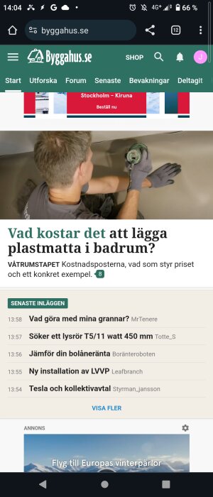 En person installerar vägg i badrum, arbetskläder, handskar, borrmaskin, del av webbsida.