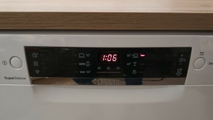 Displaypanel på diskmaskin visar inställningar och tid. Bosch SuperSilence, kontrollknappar och indikatorlampor syns.