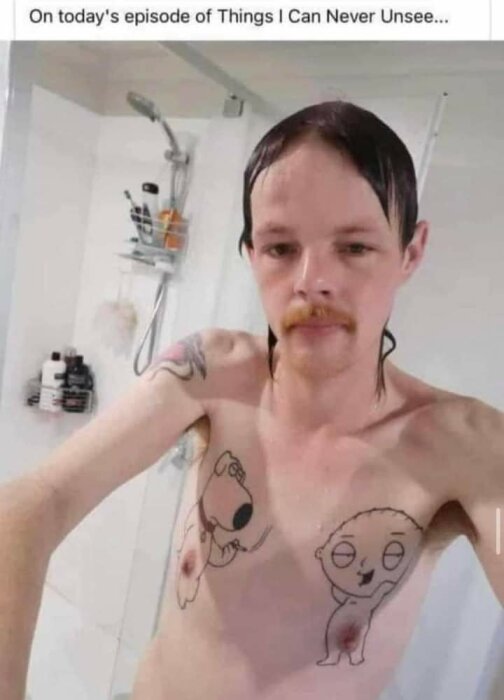 Man med mustasch och tatuerade figurmotiv tar selfie i dusch; mycket speciell humor.