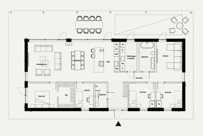 Arkitektonisk ritning av en byggnadsplan med rum, möbler och benämningar på svenska.