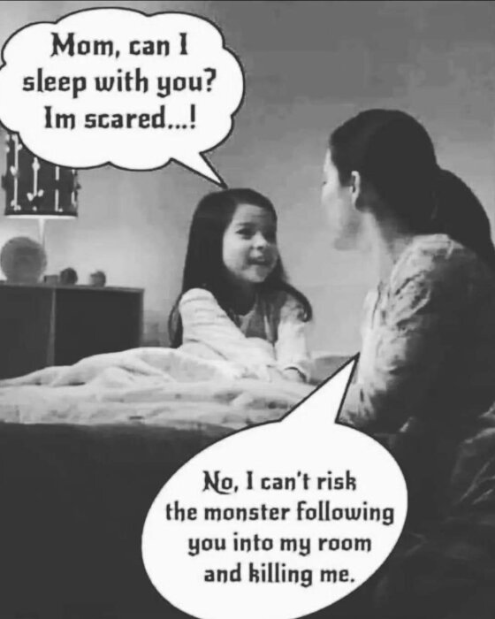 Svartvit bild, skämtsam konversation mellan barn och förälder om rädsla och monster.