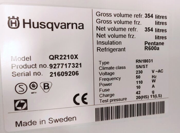 Etikett för Husqvarna-produkt med modellinformation, tekniska specifikationer och tillverkningsuppgifter; "Made in Sweden".
