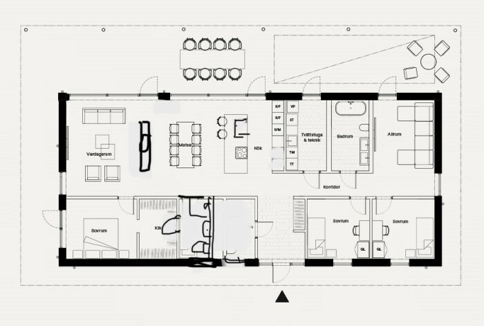 Arkitektonisk planritning av en byggnad med rumsetiketter, möblering, och tekniska symboler.