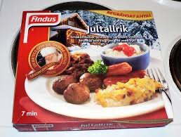 Findus-märkt fryst jultallrikförpackning med köttbullar, prinskorv, potatis och rödbetssallad. Snabbmåltid, 7 minuters tillagning.