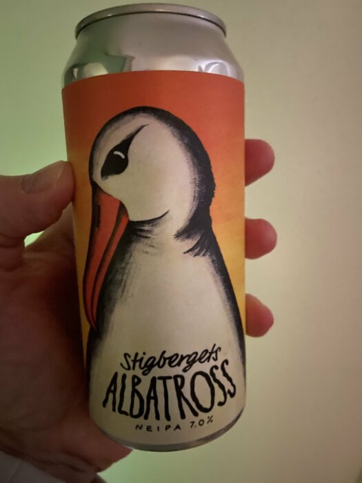 Burk med albatrossmotiv hållen i hand, Stigbergets Albatross NEIPA, öl 7.0 % alkohol.