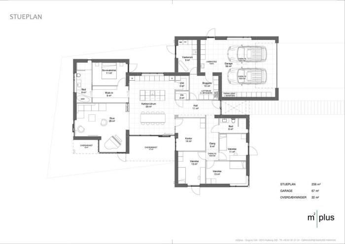 Arkitektonisk ritning av husplan med rum, mått, möblering och garage för två bilar.