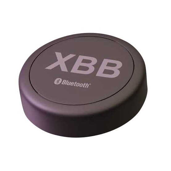 Rund, mörk, möjlig elektronisk enhet med "XBB" och Bluetooth-logotyp.