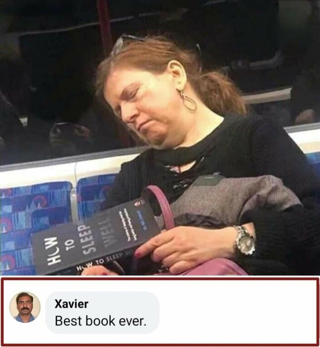 Kvinna somnar på kollektivtrafik håller boken "How to Sleep Well". Kommentar säger "Best book ever". Humoristisk situation.