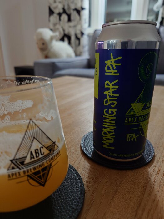 En burk IPA-öl märkt "Morning Star", ett halvtomt ölglas, suddig vit nallebjörn i bakgrunden.