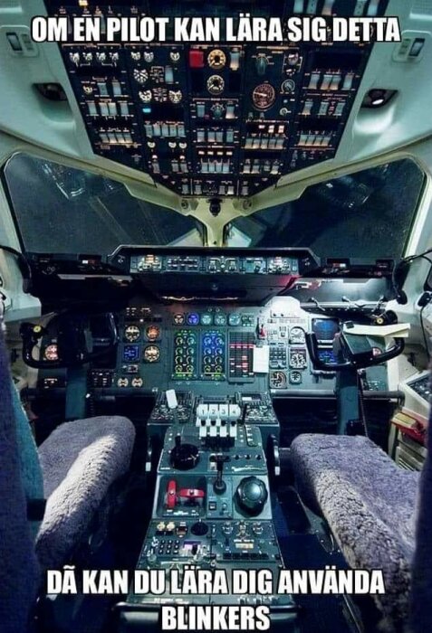 Flygplanscockpit full av instrument och kontroller, text uppmanar användning av blinkers som enklare än att bli pilot.