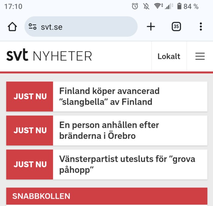 Skärmdump av SVT Nyheter med tre nyhetsrubriker och mobiltelefonens statusindikatorer.