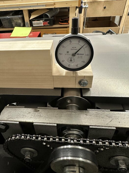 Mätur används för precision på träbearbetningsmaskin i verkstad.