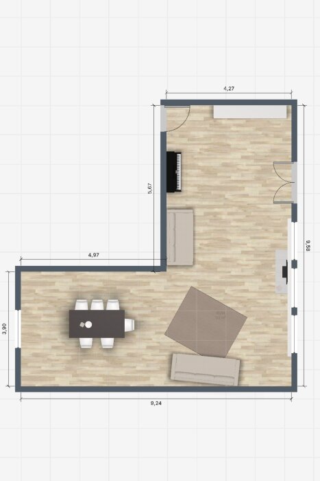 Planritning av ett rum med möbler och måttangivelser, inklusive piano och matbord.