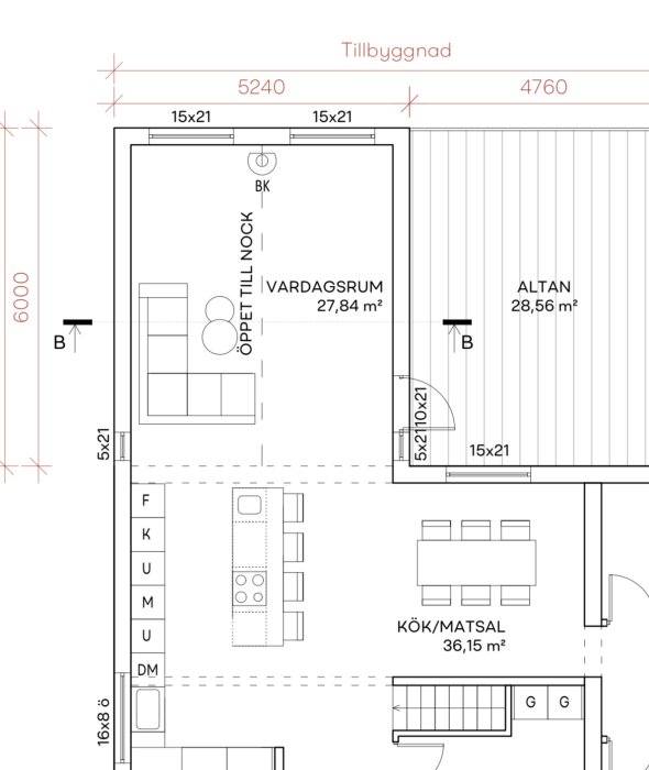 Planritning av hus – vardagsrum, kök/matsal, altan – med mått och möbleringsskiss.