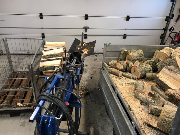 Vedkapningsutrustning, vedklampar, sågade trästockar, spån, garage, lagringstrålar, blå maskin, arbetsområde, vedproduktion.