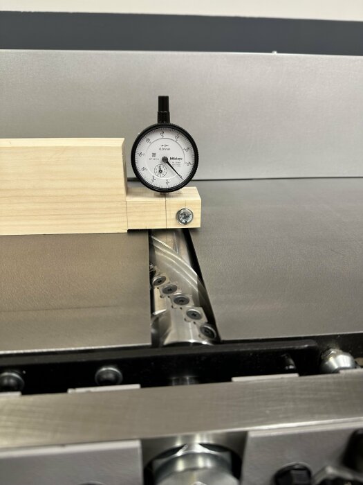 Mätur används för att kontrollera precision på en maskindel eller verktyg med trä och metallkomponenter.