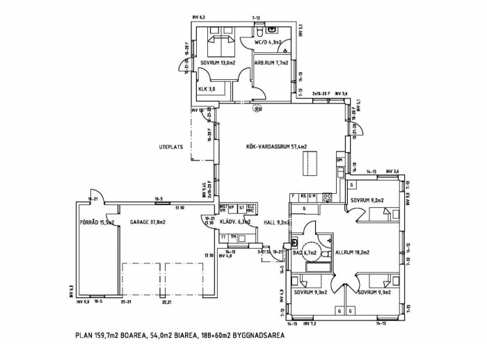 Arkitektritning av ett hus med märkta rum, mått och planlösning. Innefattar sovrum, garage och vardagsutrymmen.