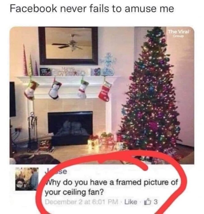Julpyntat vardagsrum, förvirrande bild av takfläkt, Facebook-kommentar pekar på humoristisk missuppfattning.