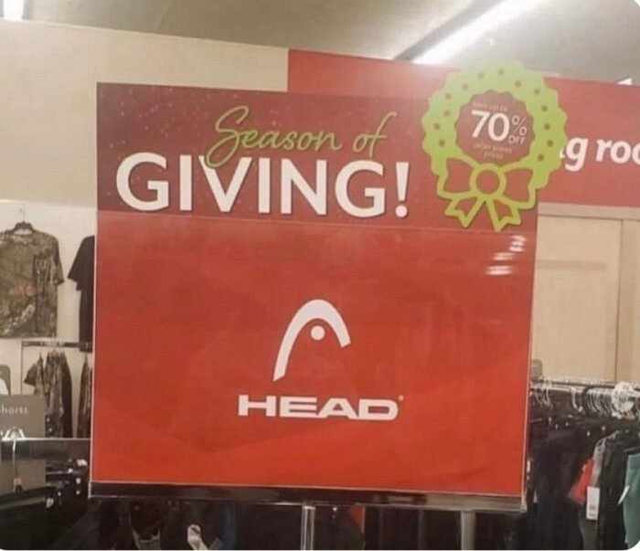 Affisch med texten "Season of GIVING!" och HEAD-logotypen, 70% rabatt-emblem, klädaffär i bakgrunden.