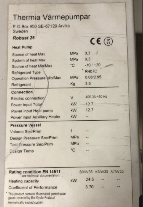 Specifikationsetikett för Thermia värmepump med tekniska detaljer och prestanda, modell Robust 26, CE-märkt.