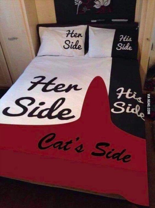 En humoristisk sängklädsel indikerar stor "hennes sida", mindre "hans sida" och största "kattens sida".