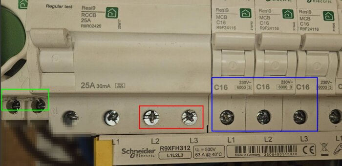 Elcentral med RCCB och MCB säkringsautomater, tre har synliga fel märkta i färgade rutor.