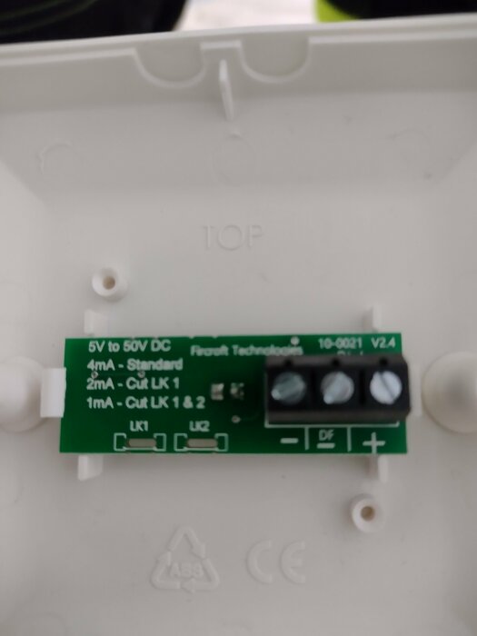 Elektronisk kretskort med inställningsvred och anslutningsterminaler, märkt med elektriska specifikationer och version.