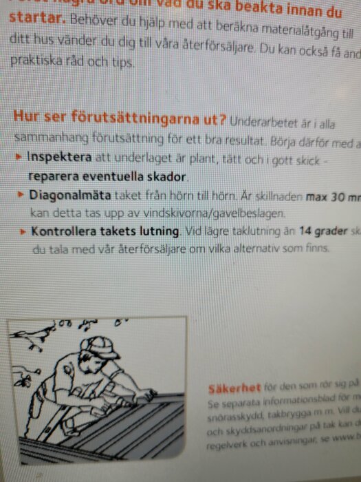 Illustration av arbetare på tak, säkerhetsutrustning, svenskt instruktionstext, takläggning, byggarbete, säkerhetsinformation.